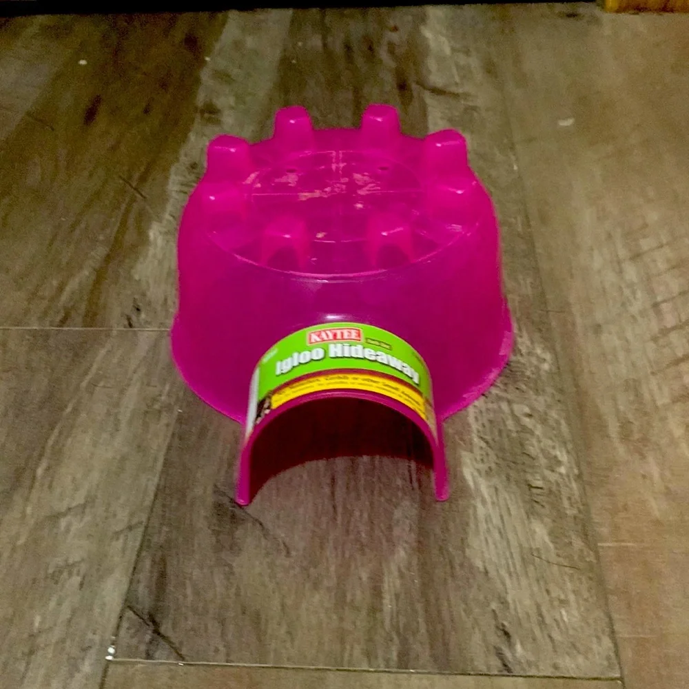 Igloo hideaway for hamsters